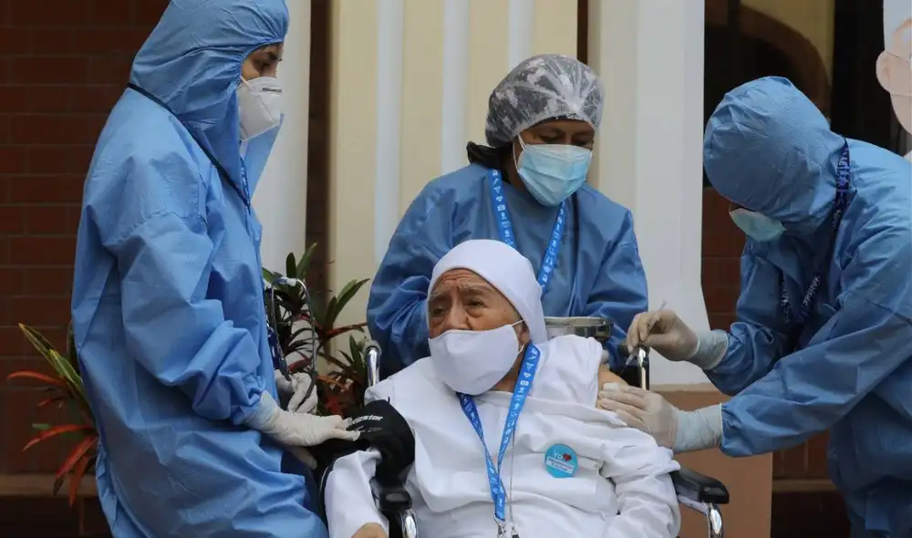 En los distritos de San Juan de Lurigancho y San Martín de Porres, y en la ciudad de Arequipa, se está realizando la inmunización a los adultos mayores. Foto: difusión