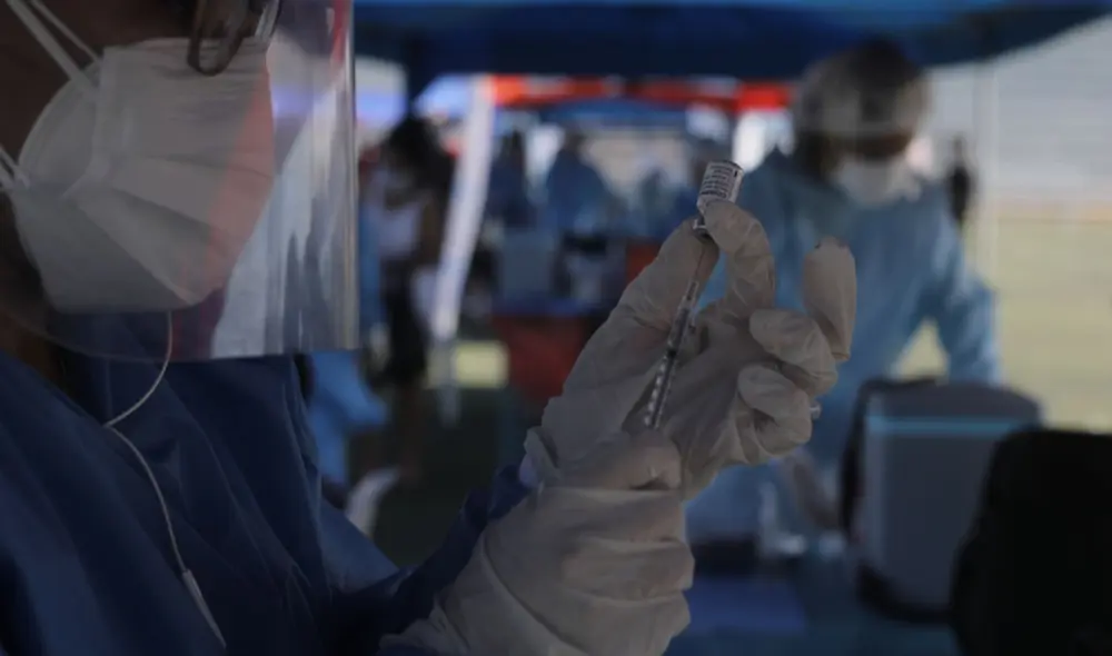 Mayores de 80 años serán inoculados entre el 22 y el 24 de marzo. Foto: Jorge Cerdán / La República Mayores de 80 años serán inoculados entre el 22 y el 24 de marzo. Foto: Jorge Cerdán / La República