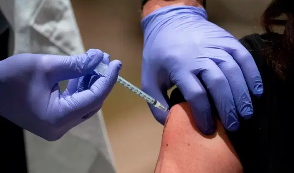 Pese al avance de la vacunación, solo la mitad del personal sanitario (el 52 %) ha recibido al menos una dosis de alguna de las vacunas. Foto: EFE Pese al avance de la vacunación, solo la mitad del personal sanitario (el 52 %) ha recibido al menos una dosis de alguna de las vacunas. Foto: EFE