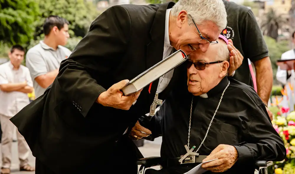 El cardenal Carlos Castillo y el monseñor Luis Bambarén antes de su fallecimiento. Foto: Twitter Arzobispado de Lima