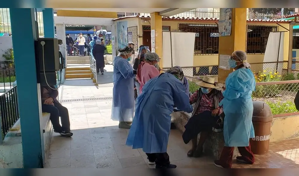 Vacunación de adultos mayores en Arequipa.