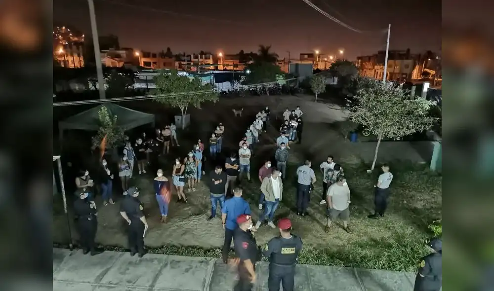 Los intervenidos que fueron llevados a la comisaría recibieron una multa. Foto: PNP