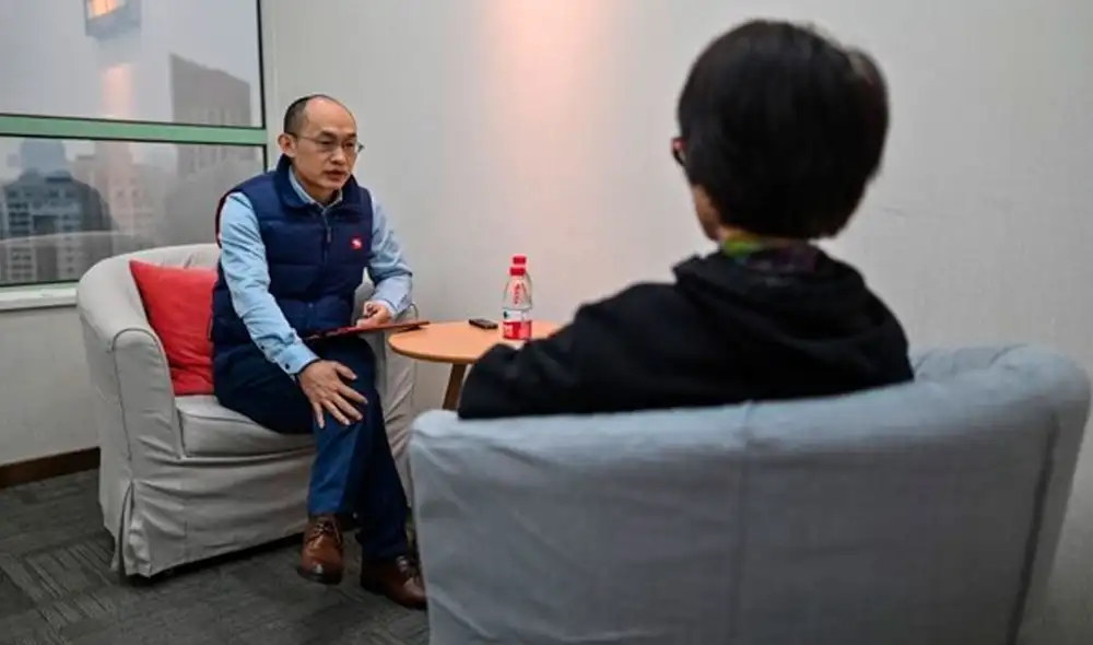 El consejero matrimonial Zhu Shenyong atiende a sus clientes en su oficina, en Shanghai. Foto: AFP