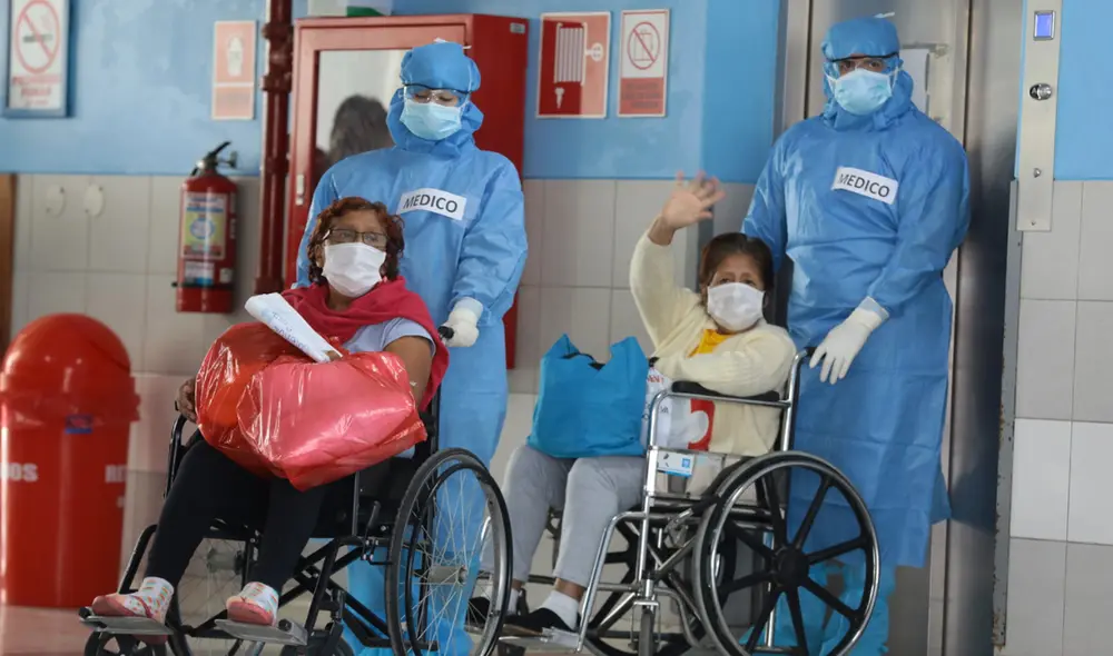 Dos mujeres abandonan el Hospital San Isidro Labrador tras vencer al virus. Foto: EsSalud Dos mujeres abandonan el Hospital San Isidro Labrador tras vencer al virus. Foto: EsSalud