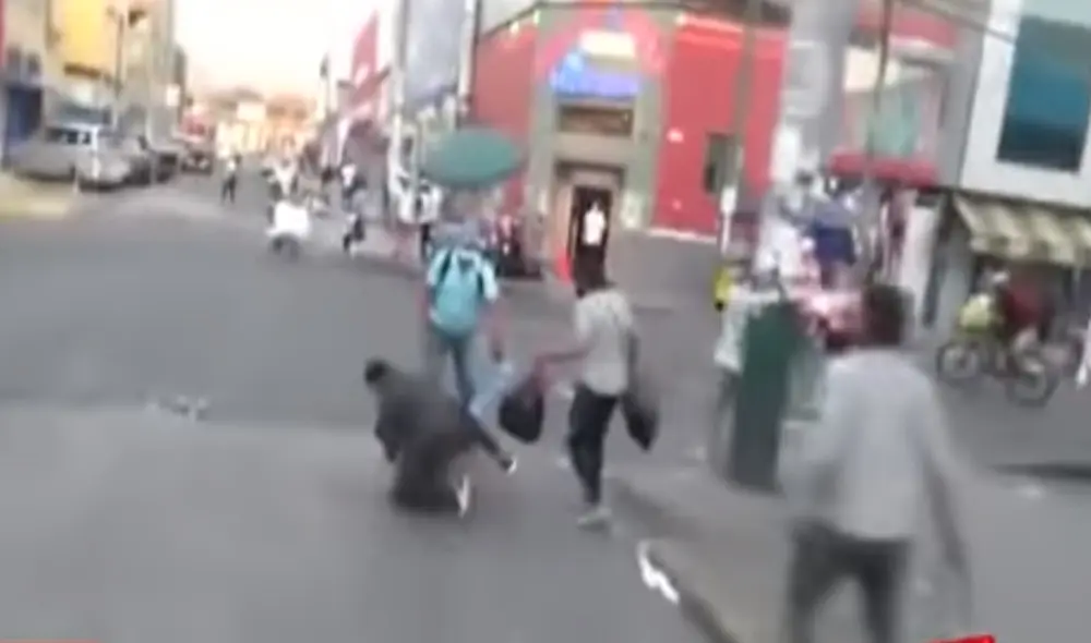 Momento en el que un agente Terna logra reducir a unos de los malhechores. Foto: captura de 24 Horas Momento en el que un agente Terna logra reducir a unos de los malhechores. Foto: captura de 24 Horas