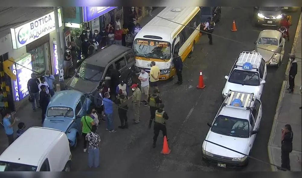 Aparatoso accidente de tránsito se registró en la zona céntrica de Tacna. Foto: PNP