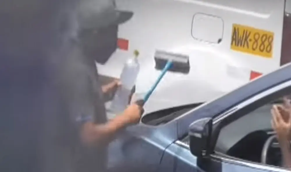 Delincuentes se acercaban a los vehículos a ofrecer, supuestamente, sus servicios, pero en realidad buscaban identificar a sus víctimas. Foto: captura de Panorama Delincuentes se acercaban a los vehículos a ofrecer, supuestamente, sus servicios, pero en realidad buscaban identificar a sus víctimas. Foto: captura de Panorama