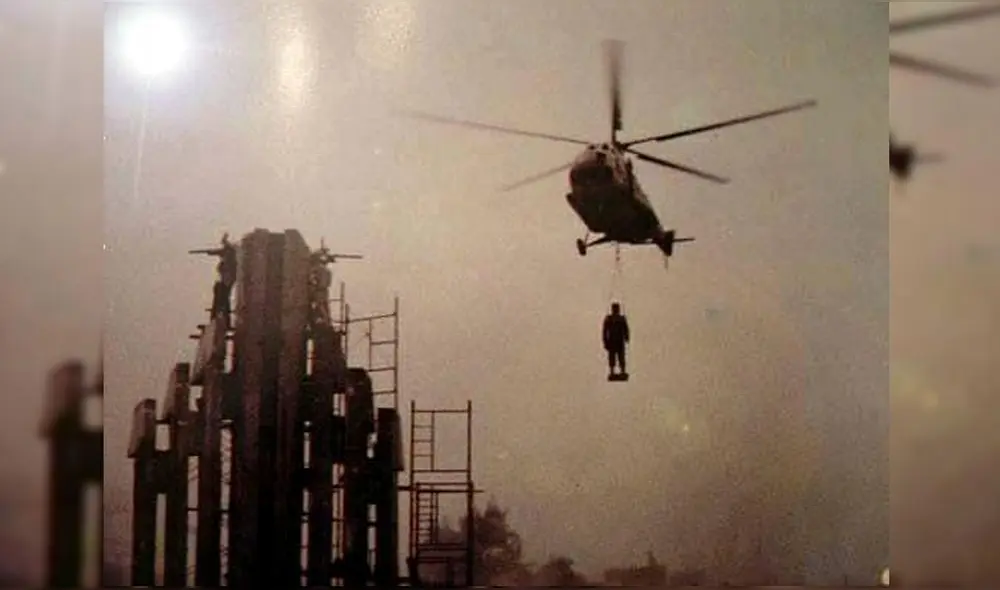 Momento en que colocan la imagen de José Abelardo Quiñones Gonzáles. Foto: Cortesía Antiguas fotos de Chiclayo.