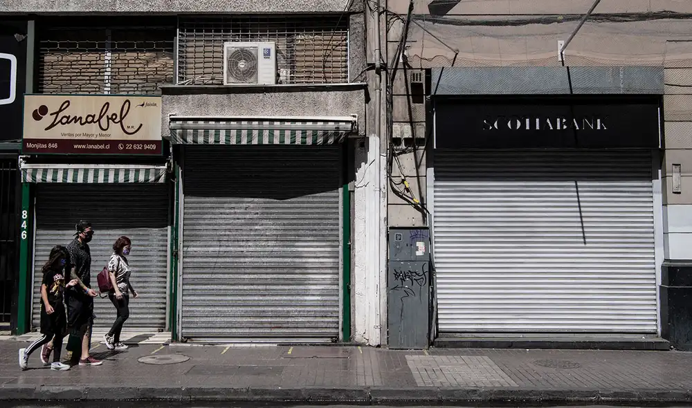 Chile registró nuevamente más de 6.000 infecciones de coronavirus, por lo cual 21 comunas más se sumaron al endurecimiento de medidas contra la COVID-19. Foto: AFP