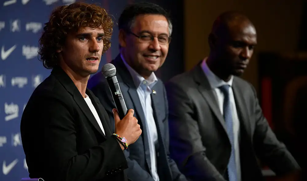 Eric Abidal y Josep Maria Bartomeu estuvieron en la presentación de Antoine Griezmann como jugador del FC Barcelona. Foto: AFP Eric Abidal y Josep Maria Bartomeu estuvieron en la presentación de Antoine Griezmann como jugador del FC Barcelona. Foto: AFP