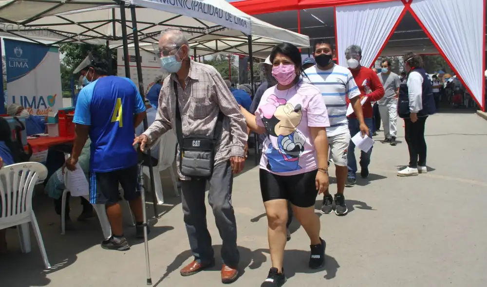 Inoculaciones iniciaron el martes 9 de febrero con el personal de salud. Foto: Luis Jiménez/La República