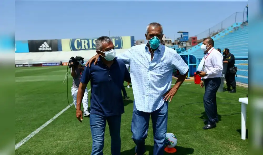 Luis Flores se abrazó con Wilmar Valencia, DT de Sport Huancayo, antes de que le gane el partido y lo despidan. Foto: Club Binacional Luis Flores se abrazó con Wilmar Valencia, DT de Sport Huancayo, antes de que le gane el partido y lo despidan. Foto: Club Binacional