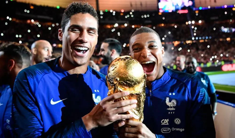 Raphael Varane y Kylian Mbappé festejando con la Copa del Mundo de Rusia 2018. Foto: AFP
