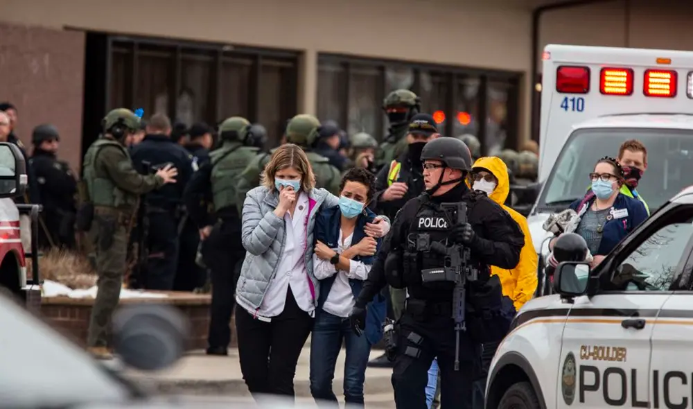 Decenas de vehículos policiales y hasta tres helicópteros han llegado al lugar del tiroteo. Foto: AFP Decenas de vehículos policiales y hasta tres helicópteros han llegado al lugar del tiroteo. Foto: AFP