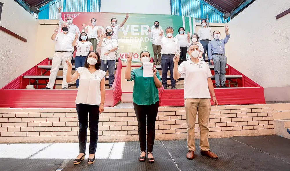 Asesores. Verónika presentó equipo técnico y firmó "Compromiso por un cambio verdadero", con tres ejes: cuidar la vida, generar trabajo y reactivar la economía, y asegurar un futuro para todos. Planteó 20 medidas urgentes para enfrentar la situación crítica en el país. Foto: Antonio Melgarejo / La República