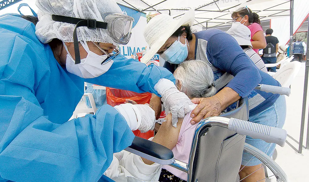 Primera dosis. La vacunación continúa por etapas en Lima y en regiones. En la capital se prioriza a los mayores de 80 años. Foto: difusión Primera dosis. La vacunación continúa por etapas en Lima y en regiones. En la capital se prioriza a los mayores de 80 años. Foto: difusión