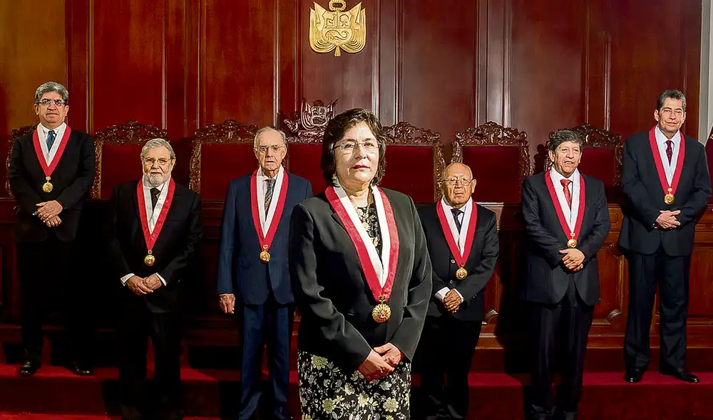 Dos posiciones. Marianella Ledesma, al centro. A su izquierda Miranda, Ramos y Espinosa-Saldaña, con quienes algunas vez hizo mayoría. Foto: difusión