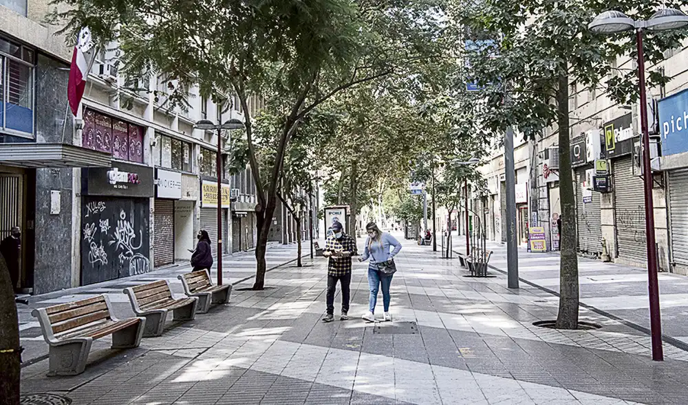 Vacío. Calles desoladas en la capital de Santiago muestran el impacto de las restricciones tomadas por las autoridades. Foto: AFP Vacío. Calles desoladas en la capital de Santiago muestran el impacto de las restricciones tomadas por las autoridades. Foto: AFP