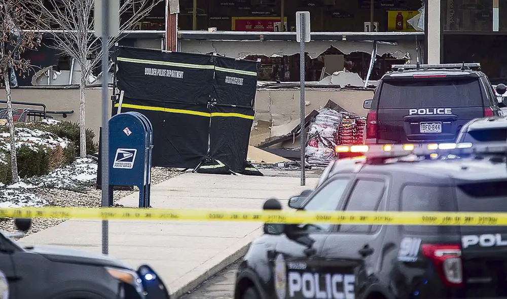 Tragedia. Policía cercó la zona para lograr capturar al asesino y proteger a las víctimas. Foto: AFP Tragedia. Policía cercó la zona para lograr capturar al asesino y proteger a las víctimas. Foto: AFP