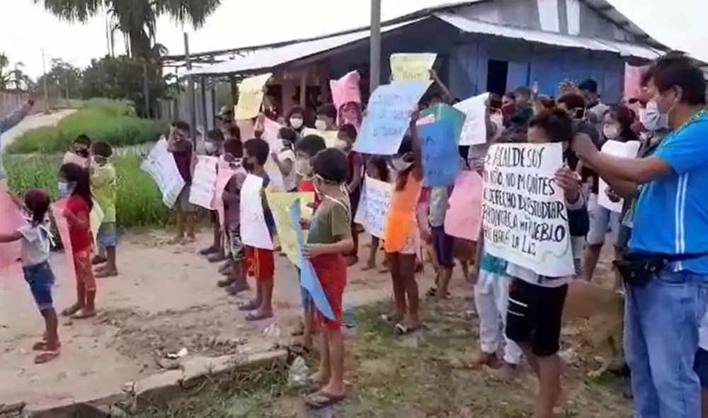 En las pancartas que llevaban los niños, se podía leer textos como “Somos niños y queremos estudiar”, “Si no hay solución, la lucha continúa”, entre otros. Foto: captura RPP