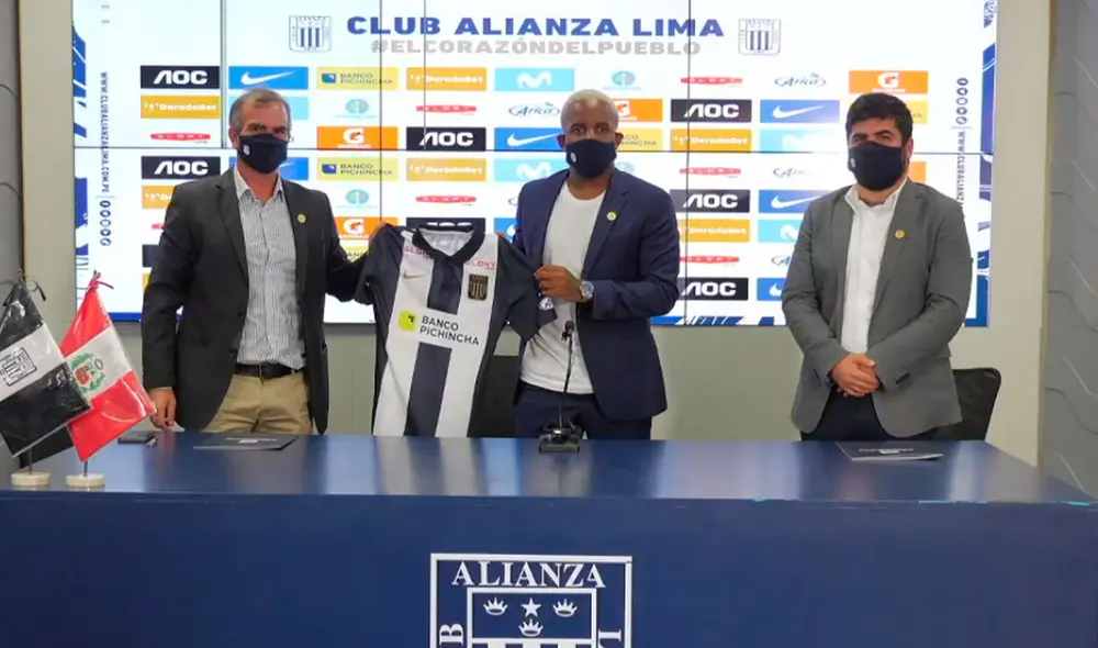 Jefferson Farfán posa con la camiseta de Alianza Lima. Foto: Alianza Lima TV