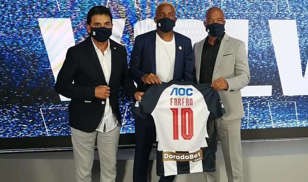 Jefferson Farfán junto con Jaime Duarte y Waldir Sáenz con la '10'. Foto: Alianza Lima
