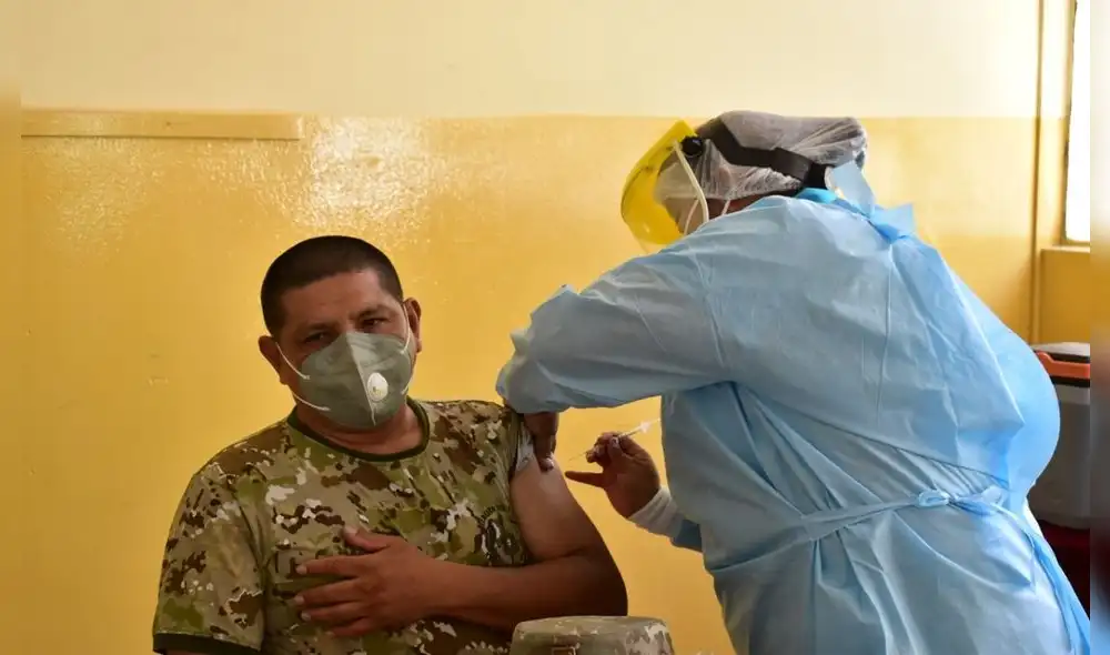 Personal del Ejército es inmunizado contra la COVID-19. Foto: La República