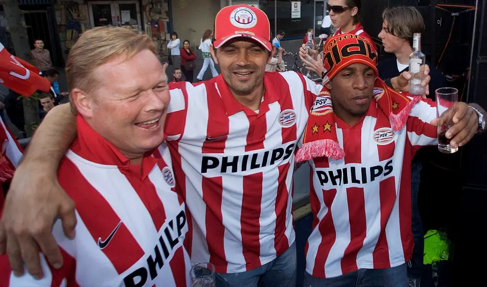 Jefferson Farfán celebrando el título 2007 de la Eredivisie con el PSV. En la foto junto a Ronald Koeman (DT) y Philip Cocú (capitán). Foto: EFE
