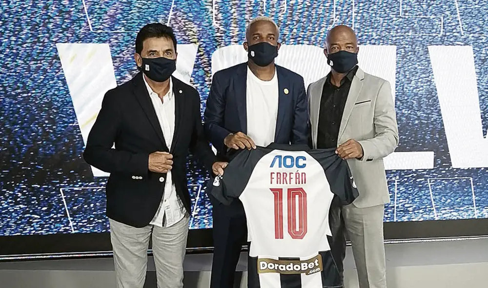 Farfán posa junto a Jaime Duarte y Waldir Sáenz. Foto: Club Alianza Lima Farfán posa junto a Jaime Duarte y Waldir Sáenz. Foto: Club Alianza Lima