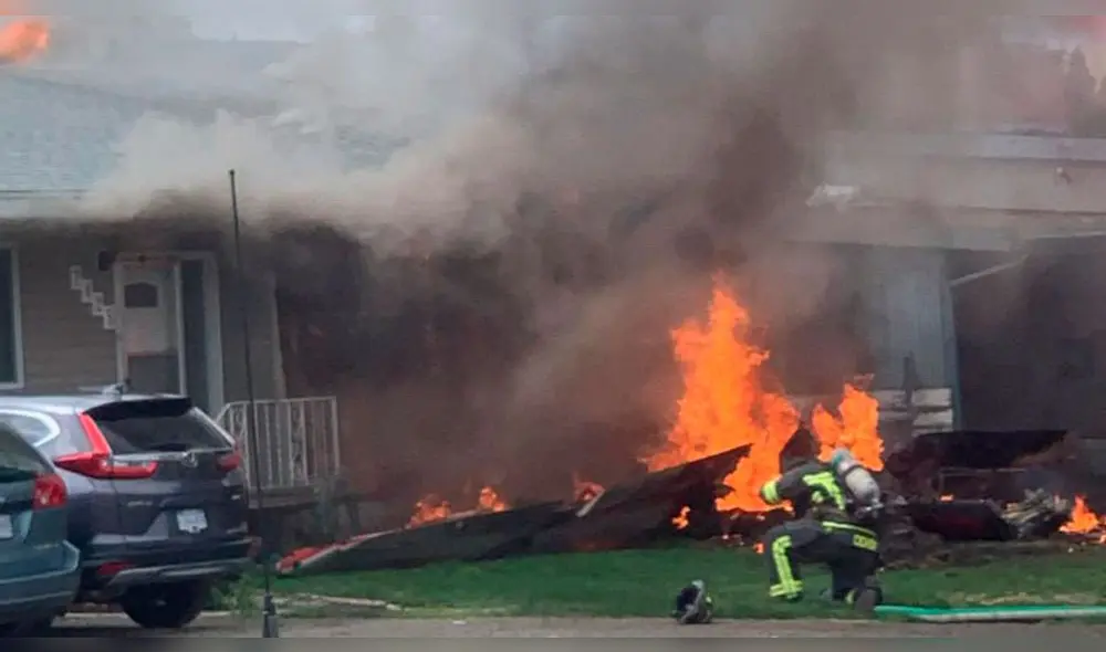 Muchos de los habitantes que estaban cerca al lugar del siniestro vieron que caía la avioneta y alcanzaron a ponerse a salvo. Foto: captura de Twitter