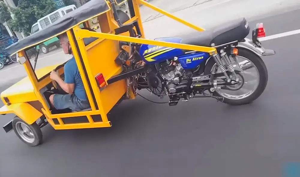 El hombre construyó un extraño vehículo uniendo una motocicleta con la parte delantera de un auto. Foto: captura de YouTube / Prensa Viral El hombre construyó un extraño vehículo uniendo una motocicleta con la parte delantera de un auto. Foto: captura de YouTube / Prensa Viral