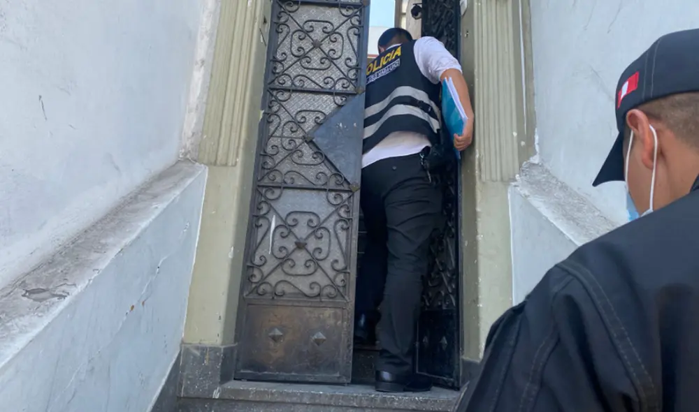 Peritos en Criminalística llegaron al inmueble para recabar pruebas. Foto: Raúl Egusquiza / URPI-GLR