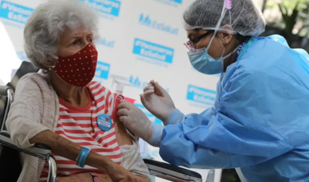 Inoculaciones a personas de la tercera edad iniciaron el 8 de marzo. Foto: EsSalud Inoculaciones a personas de la tercera edad iniciaron el 8 de marzo. Foto: EsSalud