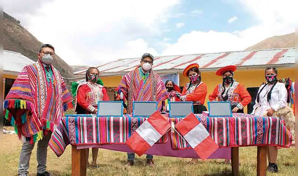 Distribución. Autoridades educativas trasladaron los equipos a varias provincias altoandinas y selváticas de la región Cusco.