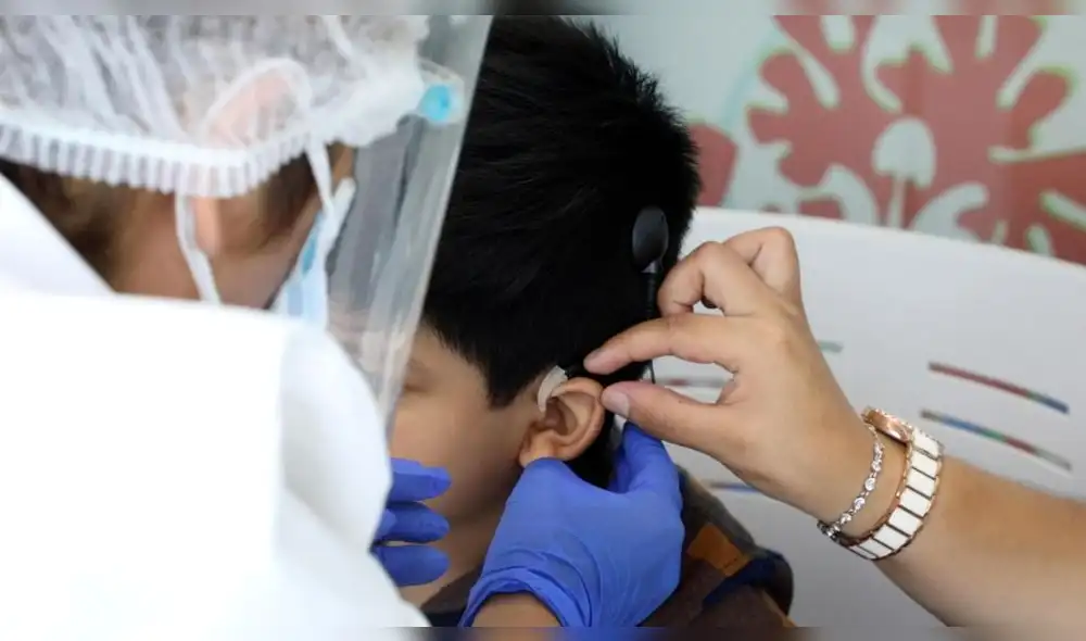 Fabián ya cumplió 5 años y por fin pudo escuchar la voz de sus padres. Foto: EsSalud