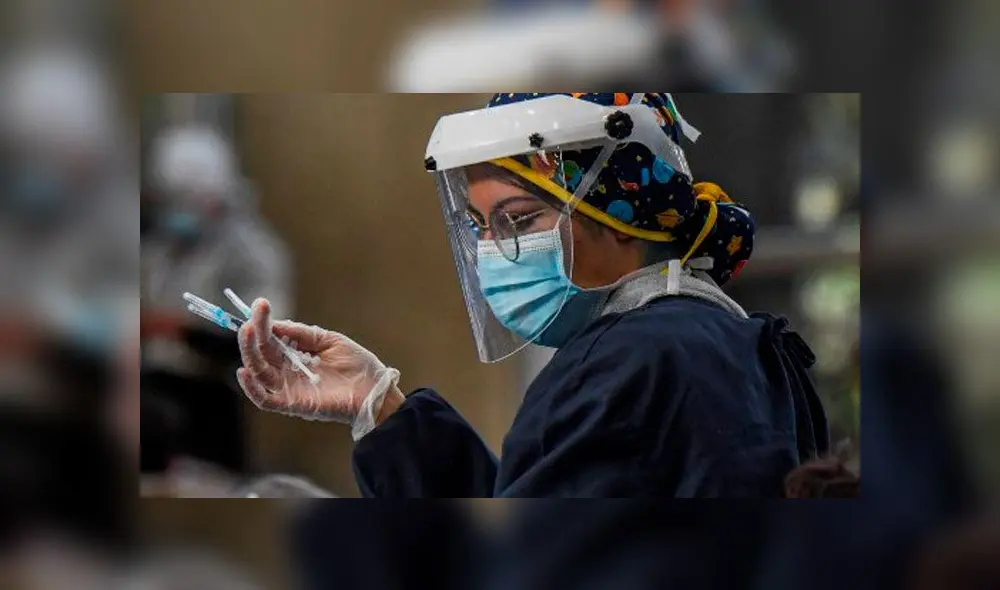 Una enfermera prepara dosis de la vacuna CoronaVac —desarrollada por el laboratorio chino Sinovac— contra la enfermedad COVID-19, en Bogotá el 26 de marzo de 2021. Foto: AFP Una enfermera prepara dosis de la vacuna CoronaVac —desarrollada por el laboratorio chino Sinovac— contra la enfermedad COVID-19, en Bogotá el 26 de marzo de 2021. Foto: AFP