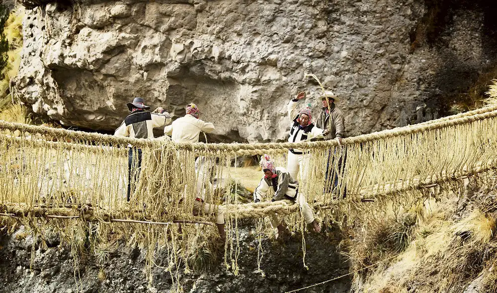 Colapso. La lluvia humedeció y deterioró la estructura. Véase la manera como los comuneros cambian el ichu. Foto: José Huamán