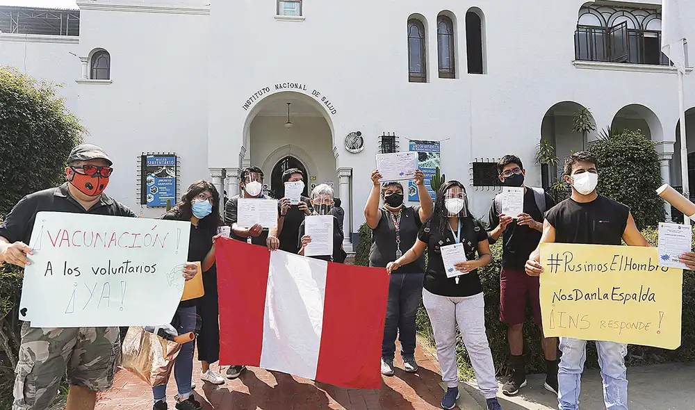 Los voluntarios reclaman saber si lo que les inocularon en los ensayos fue vacuna o placebo. Han pasado varios meses y necesitan conocer la verdad. Hay tres muertes de por medio. Foto: Félix Contreras/La República Los voluntarios reclaman saber si lo que les inocularon en los ensayos fue vacuna o placebo. Han pasado varios meses y necesitan conocer la verdad. Hay tres muertes de por medio. Foto: Félix Contreras/La República
