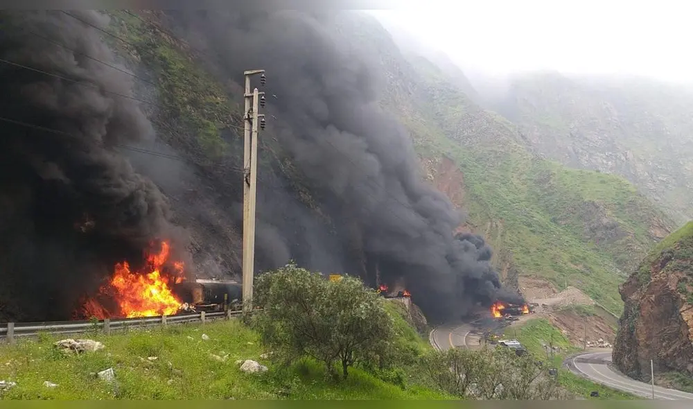Bomberos están atendiendo la emergencia. Foto: Whatsapp La República