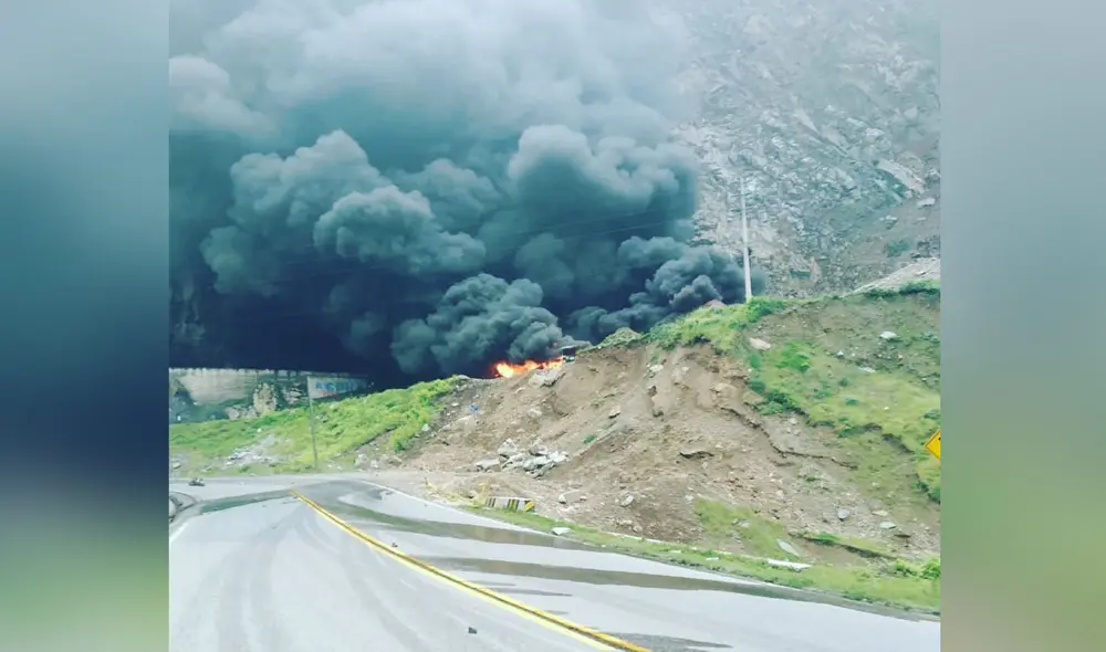 Siniestro inició tras la explosión de camiones cisternas. Foto: WhatsApp de La República