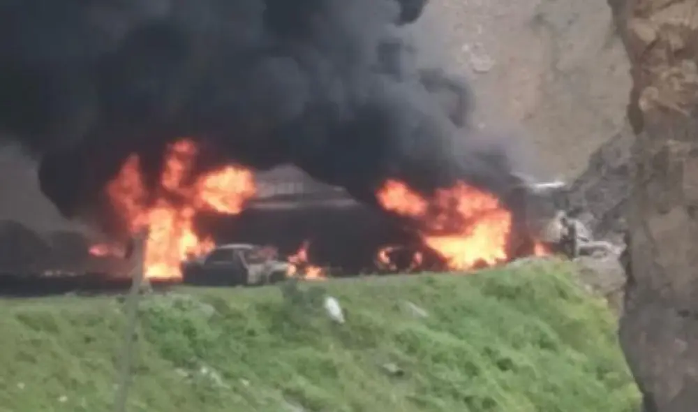 Bomberos y personal de emergencia se encuentran en el lugar. Foto: @DeviandesPeru/Twitter