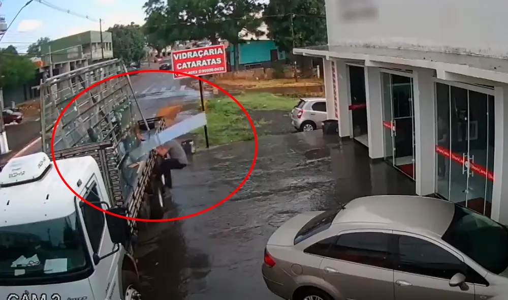 El joven salvó de accidentarse tras la caída de una placa de vidrio que descargaba de un camión. Foto: captura de YouTube