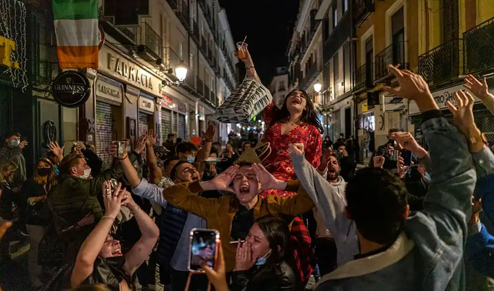 El viernes 26 de marzo decenas de personas fueron captadas tras salir de los bares a las 11.00 p. m., hora que marca el toque de queda en la Comunidad de Madrid. Foto: El País El viernes 26 de marzo decenas de personas fueron captadas tras salir de los bares a las 11.00 p. m., hora que marca el toque de queda en la Comunidad de Madrid. Foto: El País