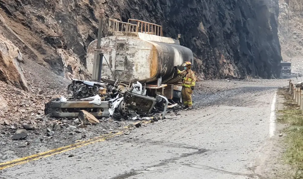Uno de los vehículos consumido por el fuego es revisado por un bombero. Foto: Johann Klug / URPI-GL: