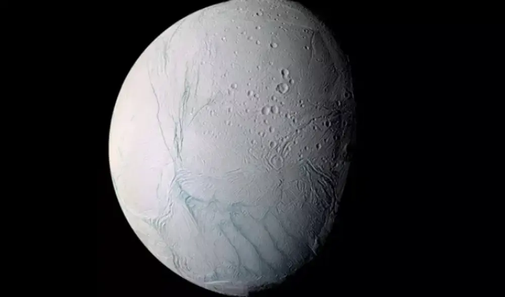 Encélado será estudiado más a profundidad porque se cree que puede albergar vida en sus fondos marinos. Foto: NASA / JPL