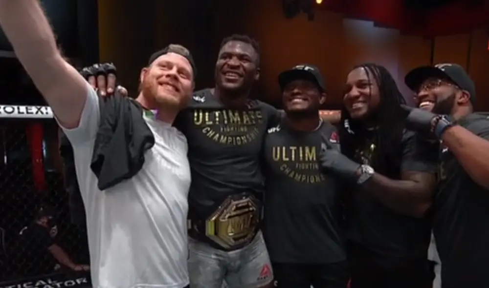 Francis Ngannou junto a su equipo celebrando el triunfo. Foto: captura ESPN Francis Ngannou junto a su equipo celebrando el triunfo. Foto: captura ESPN