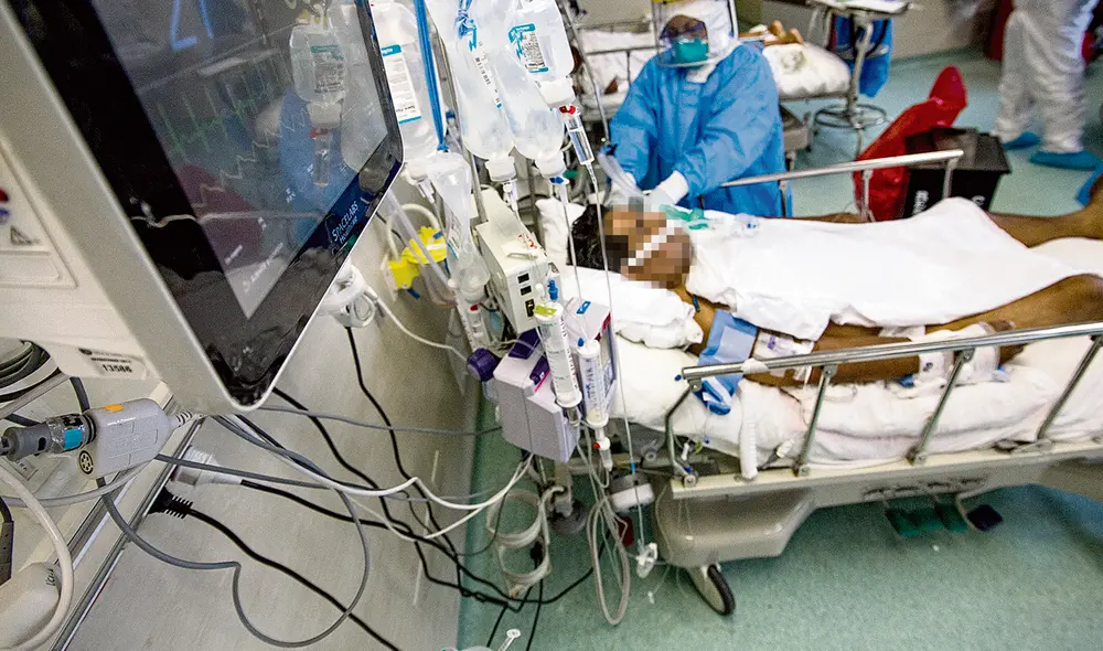 Grave. El aumento de casos ha originado el colapso de hospitales. No quedan camas UCI. Foto: John Reyes / La República