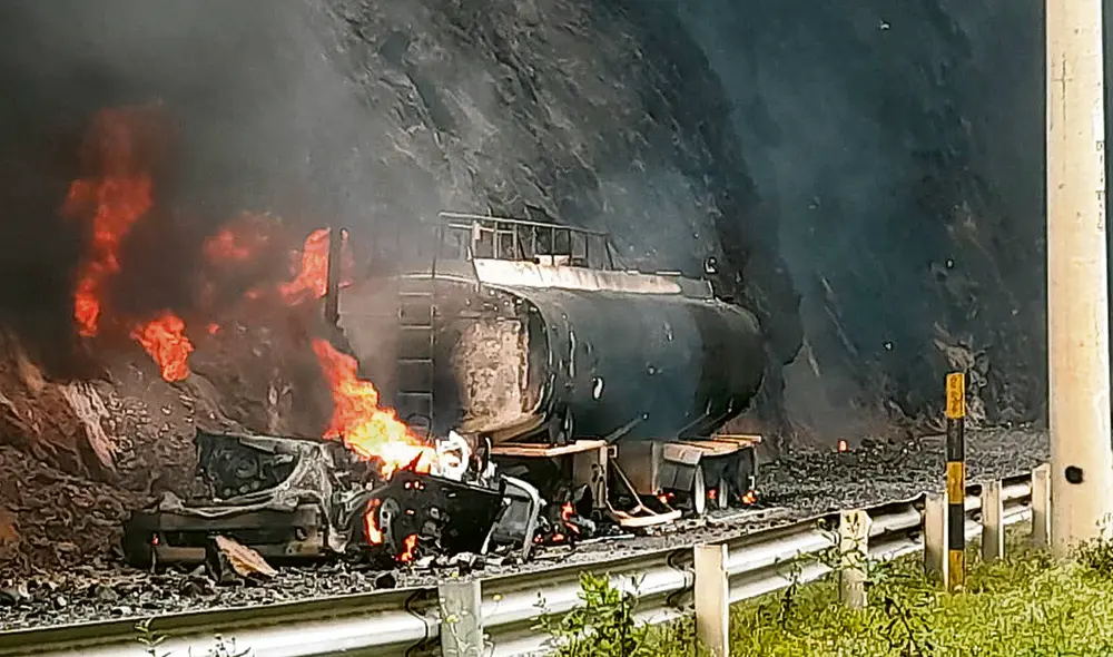Infierno. Explosiones e incendio generaron lenguas de fuego de varios metros de altura. Foto: difusión Infierno. Explosiones e incendio generaron lenguas de fuego de varios metros de altura. Foto: difusión