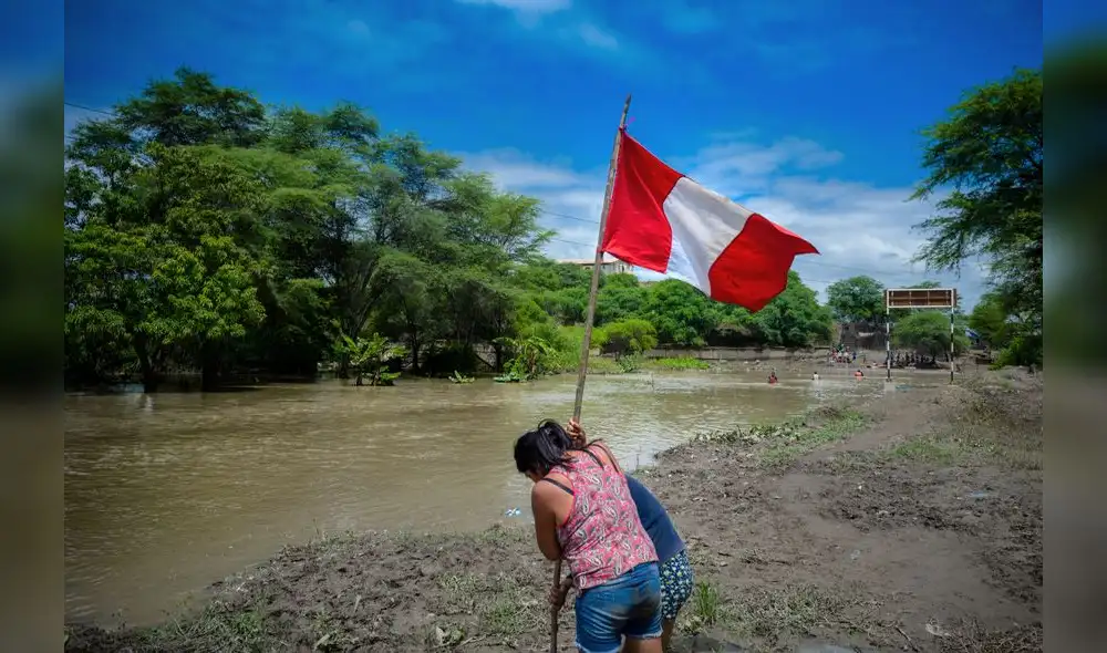 Mujeres de la costa cosechando agua.
