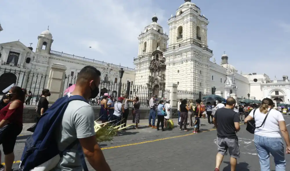 Fieles acuden a la iglesia San Francisco por inicio de Semana Santa. Foto: Marco Cotrina / La República